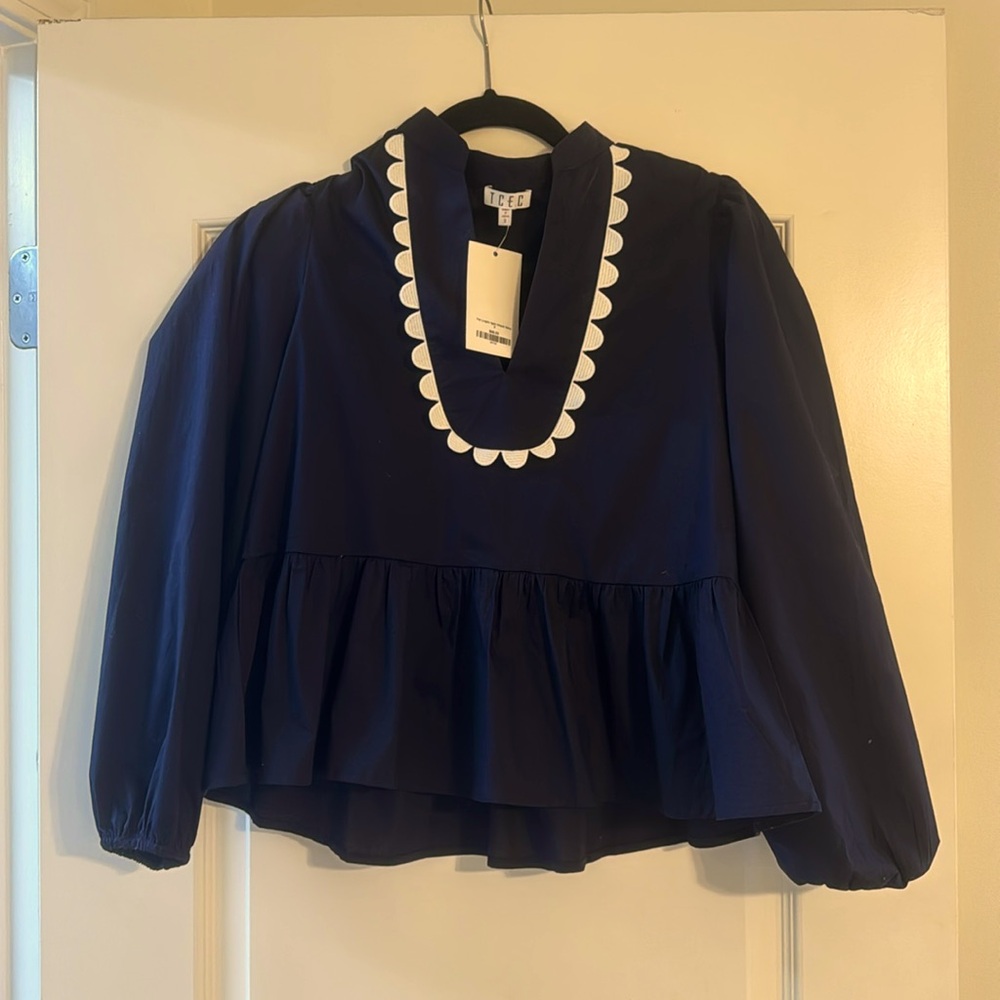 Top longsleeve split v neck ruffle detail